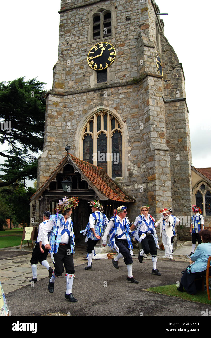 Morris ballerini eseguono, Chiesa di San Lorenzo, High Street, Chobham, Surrey, England, Regno Unito Foto Stock
