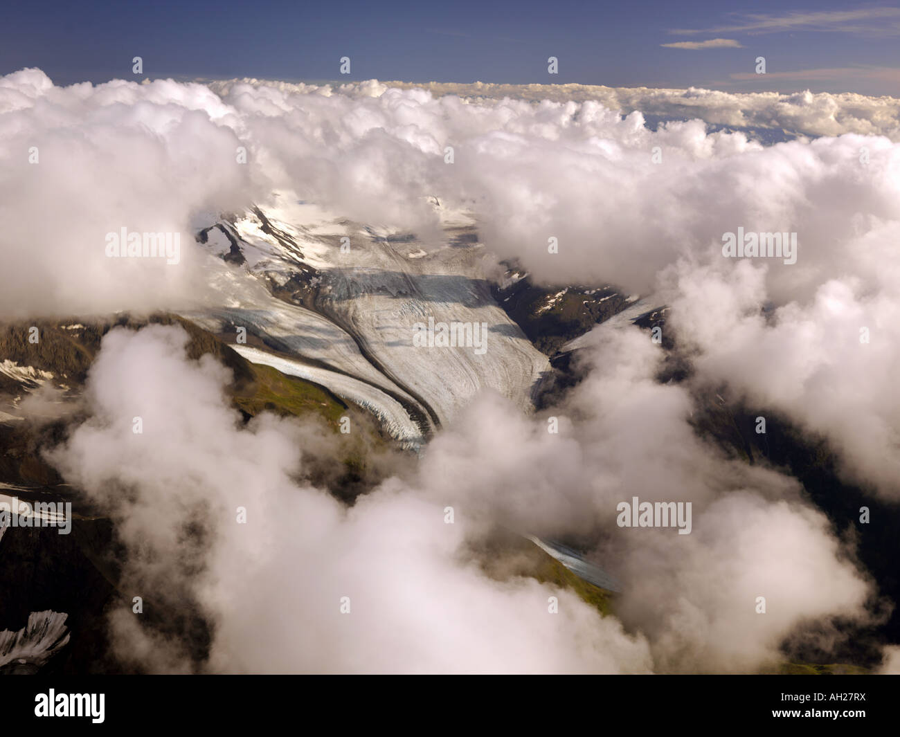 Cielo blu e bianco puffy nuvole sopra il ghiacciaio Eagle nel Chugach State Park in Alaska Usa gli effetti del riscaldamento globale è Foto Stock