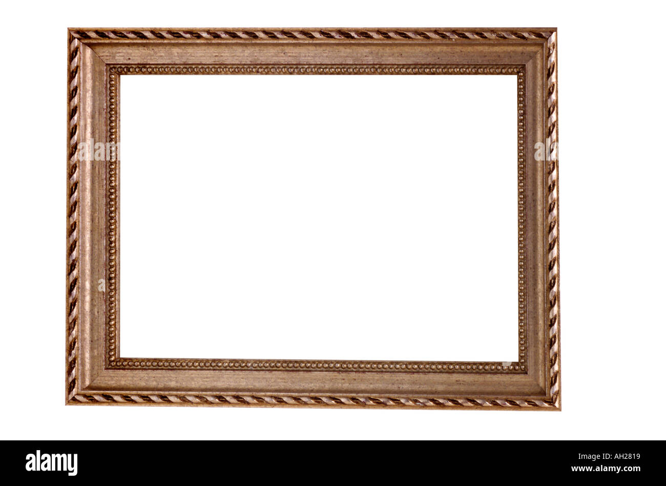 Un antico, color ottone, scolpiti cornice immagine stagliano su sfondo bianco Foto Stock