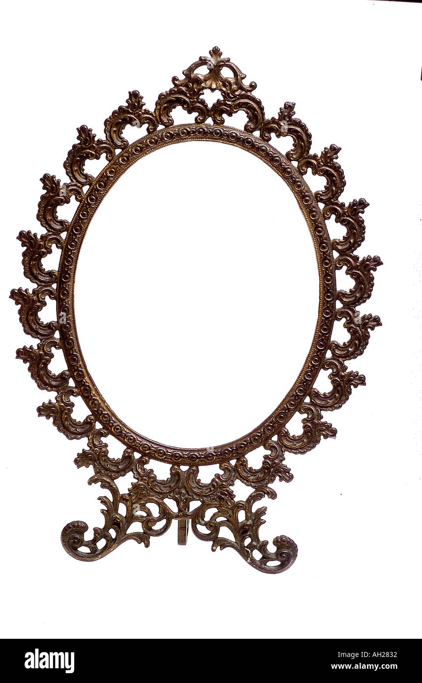 Il vecchio metallo dorato il telaio dello specchietto stagliano su sfondo bianco Foto Stock