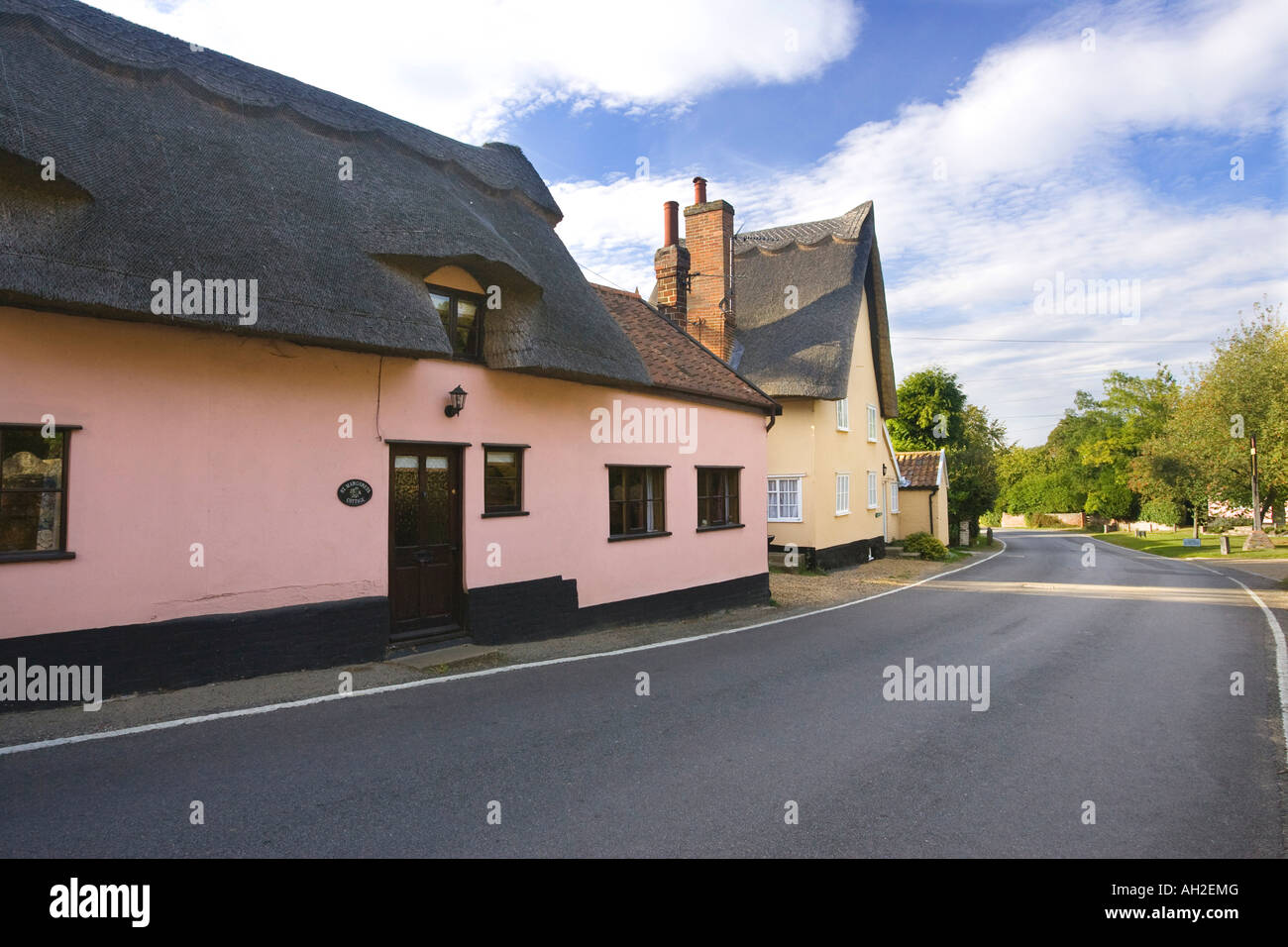 Dal tetto di paglia cottages in Wattisfield village street Suffolk REGNO UNITO Foto Stock Dal tetto di paglia cottages in Wattisfield village street Suffolk REGNO UNITO Foto Stock