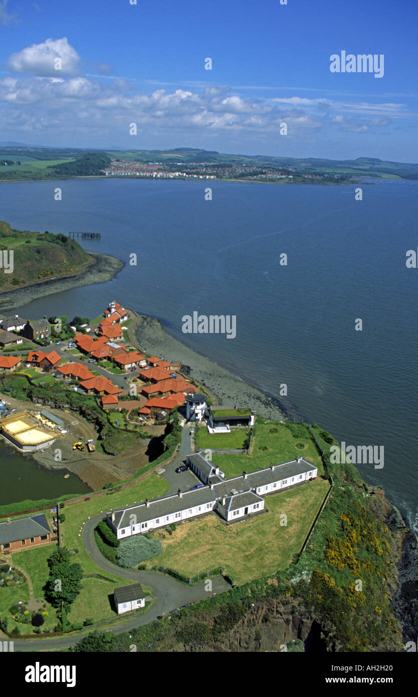 Vista su tutta la Costa stazione di guardia a North Queensferry a Dalgety Bay dal Ponte di Forth Rail Foto Stock