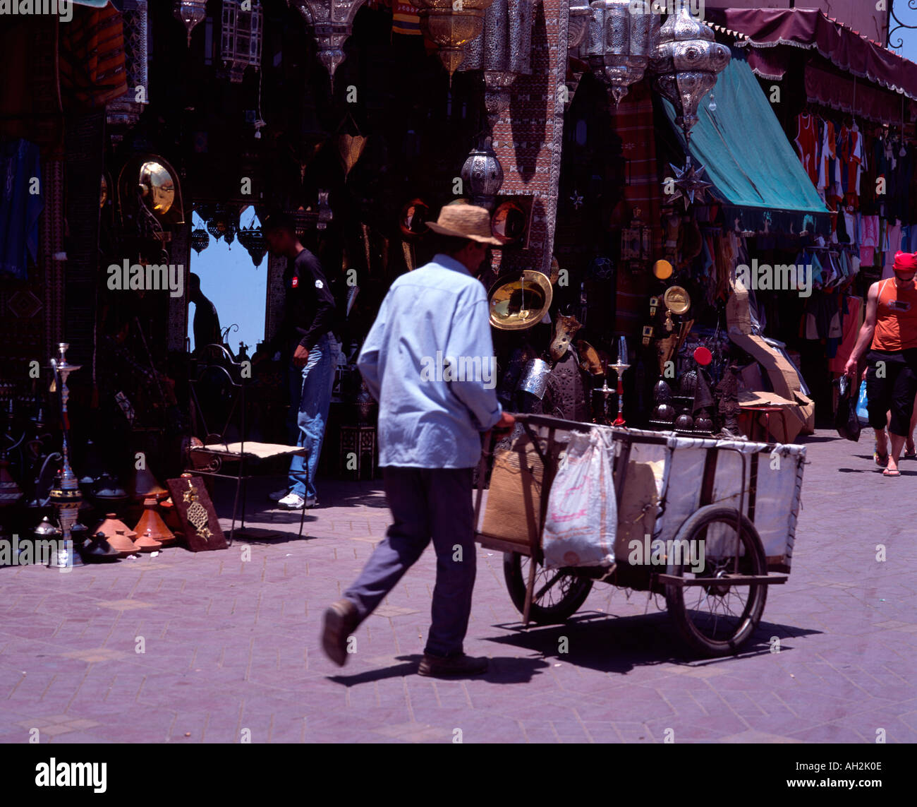 Venditore ambulante nella Medina Marrakech marocco Foto Stock