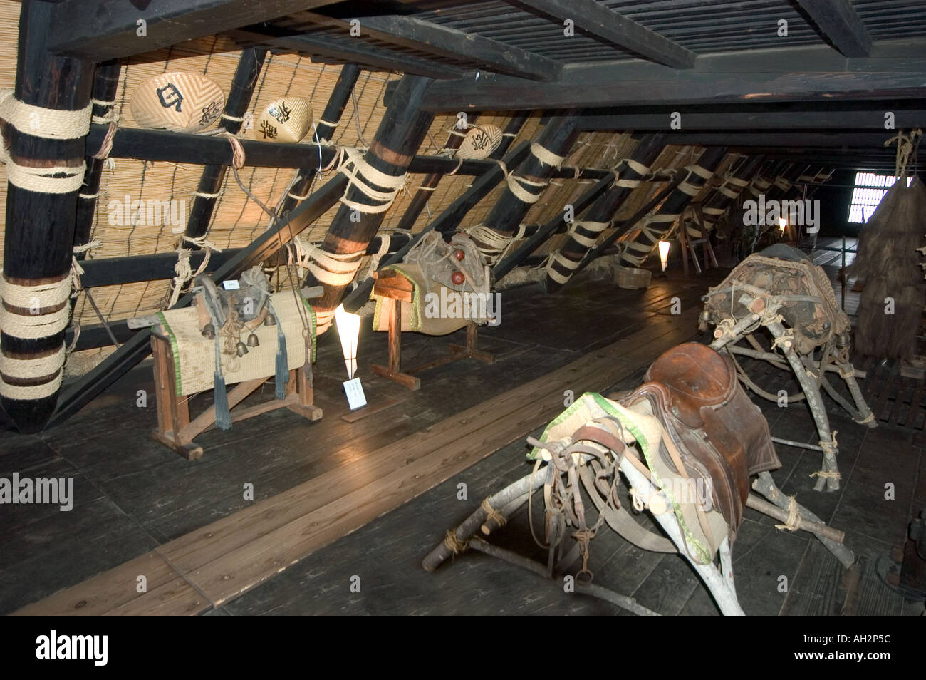 Strumenti agricoli all'interno di un Gasshou zukuri thatced Roof casa Shirokawago Ogimachi Prefettura di Gifu isola di Honshu Giappone Foto Stock