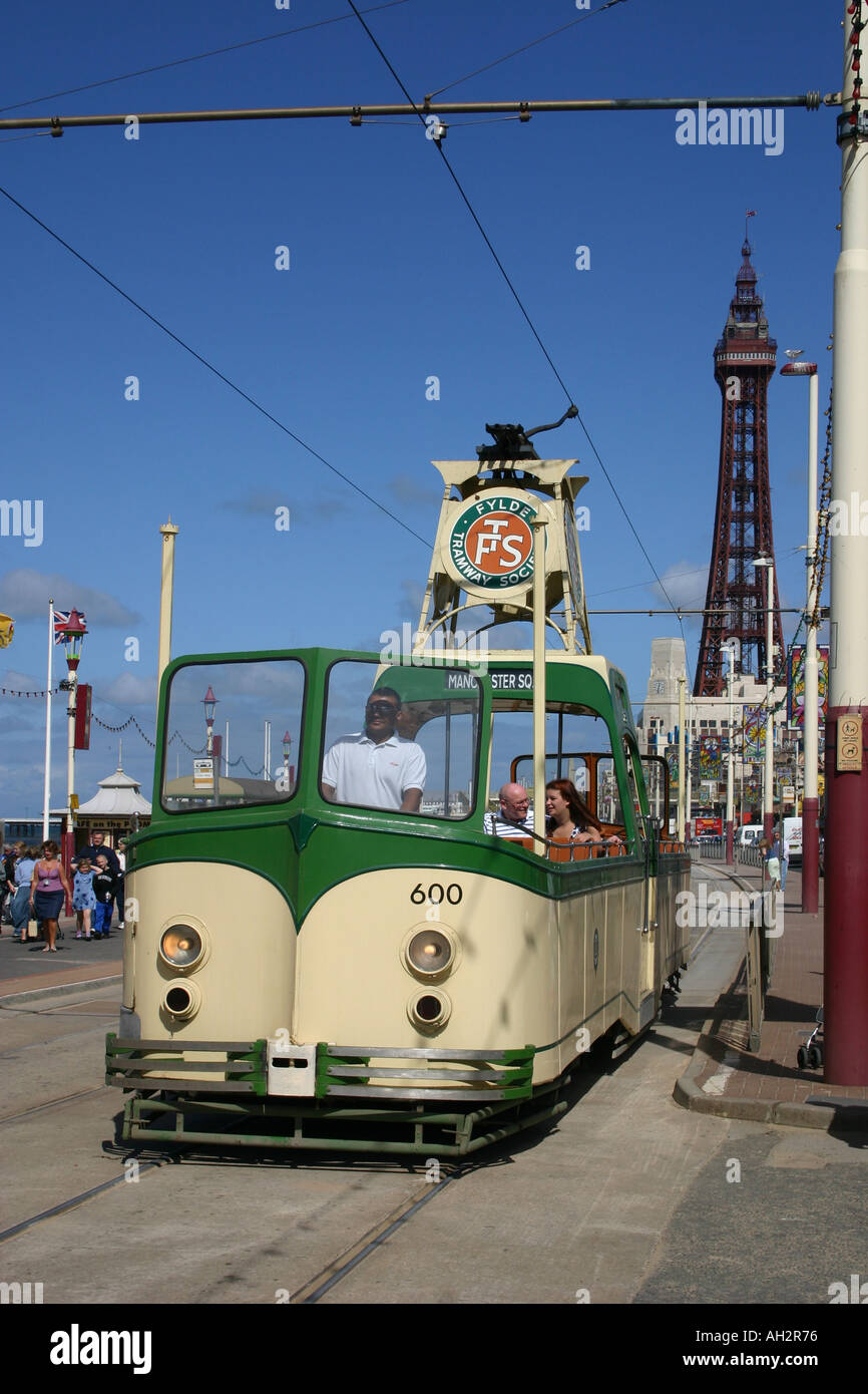 Open top deck singolo tram sul lungomare di Blackpool, Lancashire, Regno Unito. Foto Stock