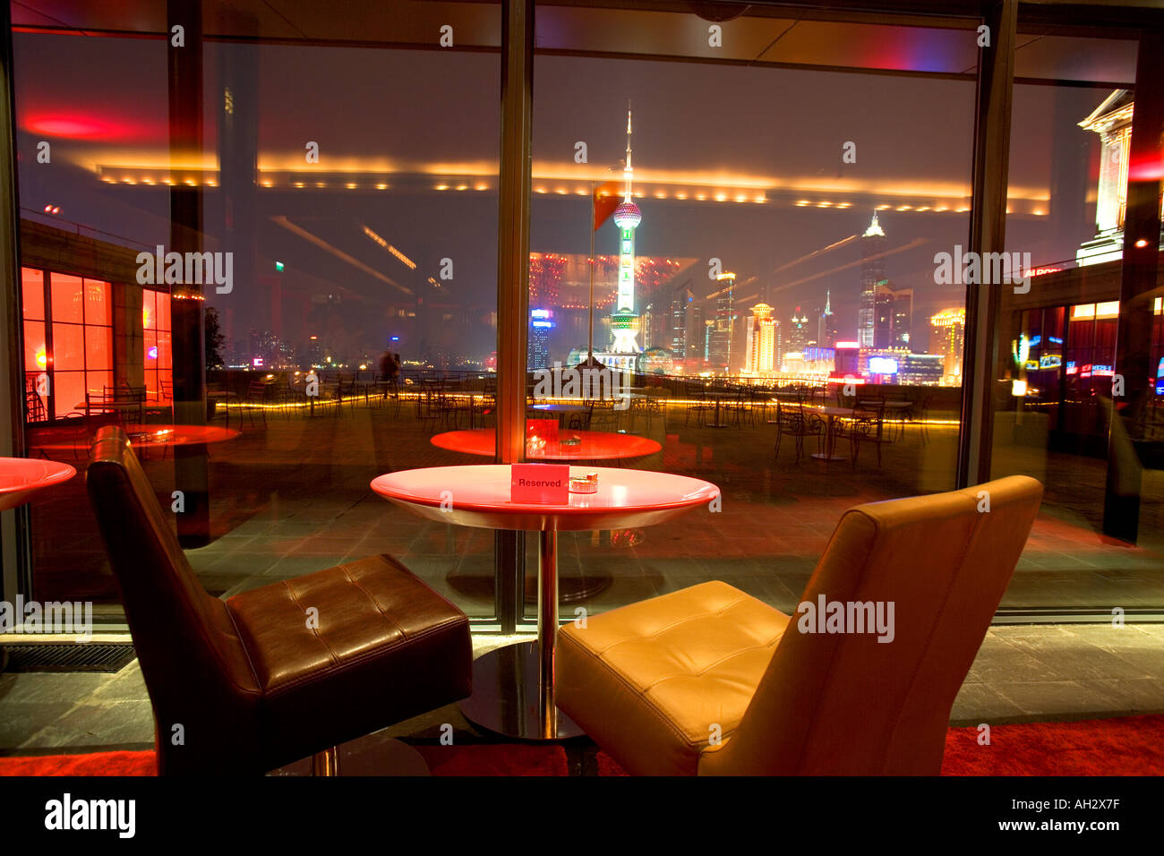 Lo skyline di Shanghai, dal punto di vista di un wine bar Cina Foto Stock