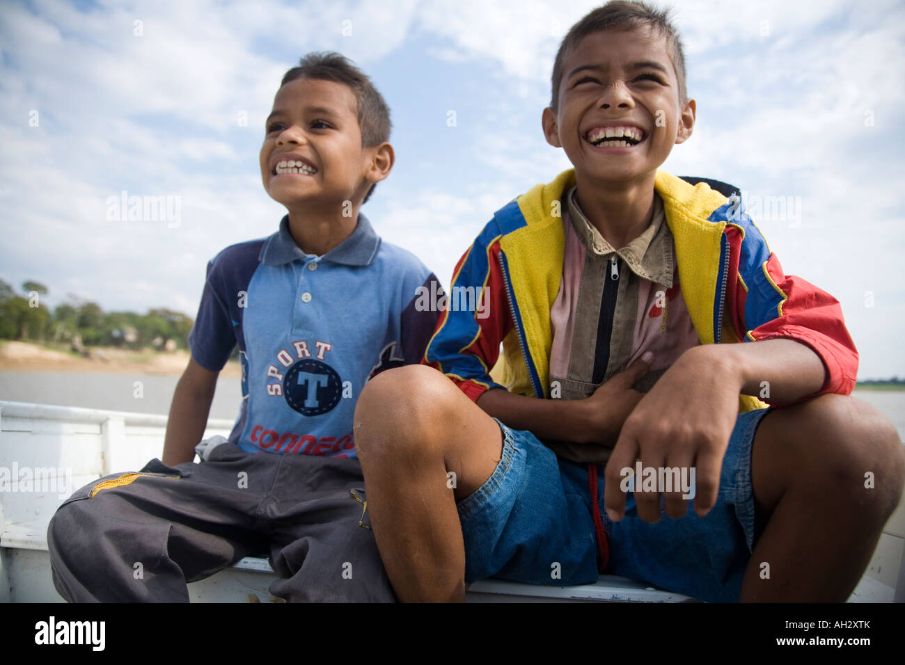Bambini brasiliani godendo il giro in barca a Benjamin Constant Foto Stock