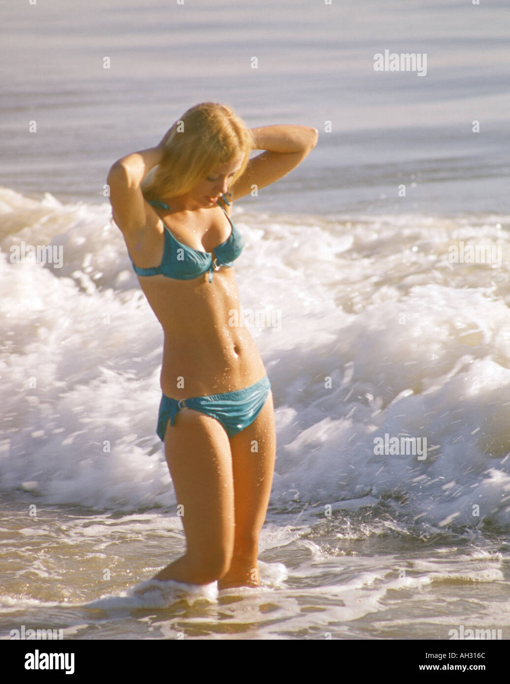 Donna attraente in bikini in surf Foto Stock