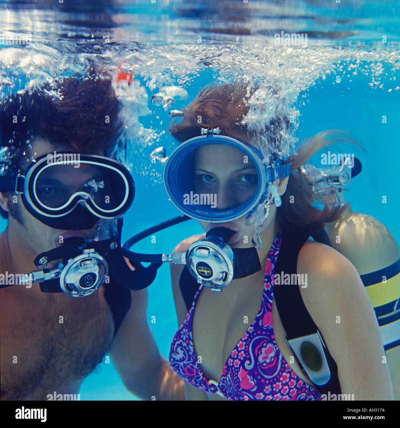 Uomo e donna con immersioni subacquee di ingranaggio Foto Stock