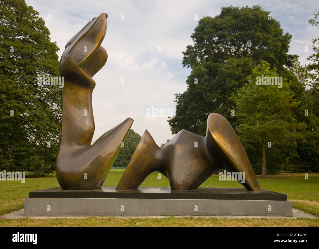 In tre pezzi figura distesa drappeggiati Henry Moore a Kew Gardens Foto Stock