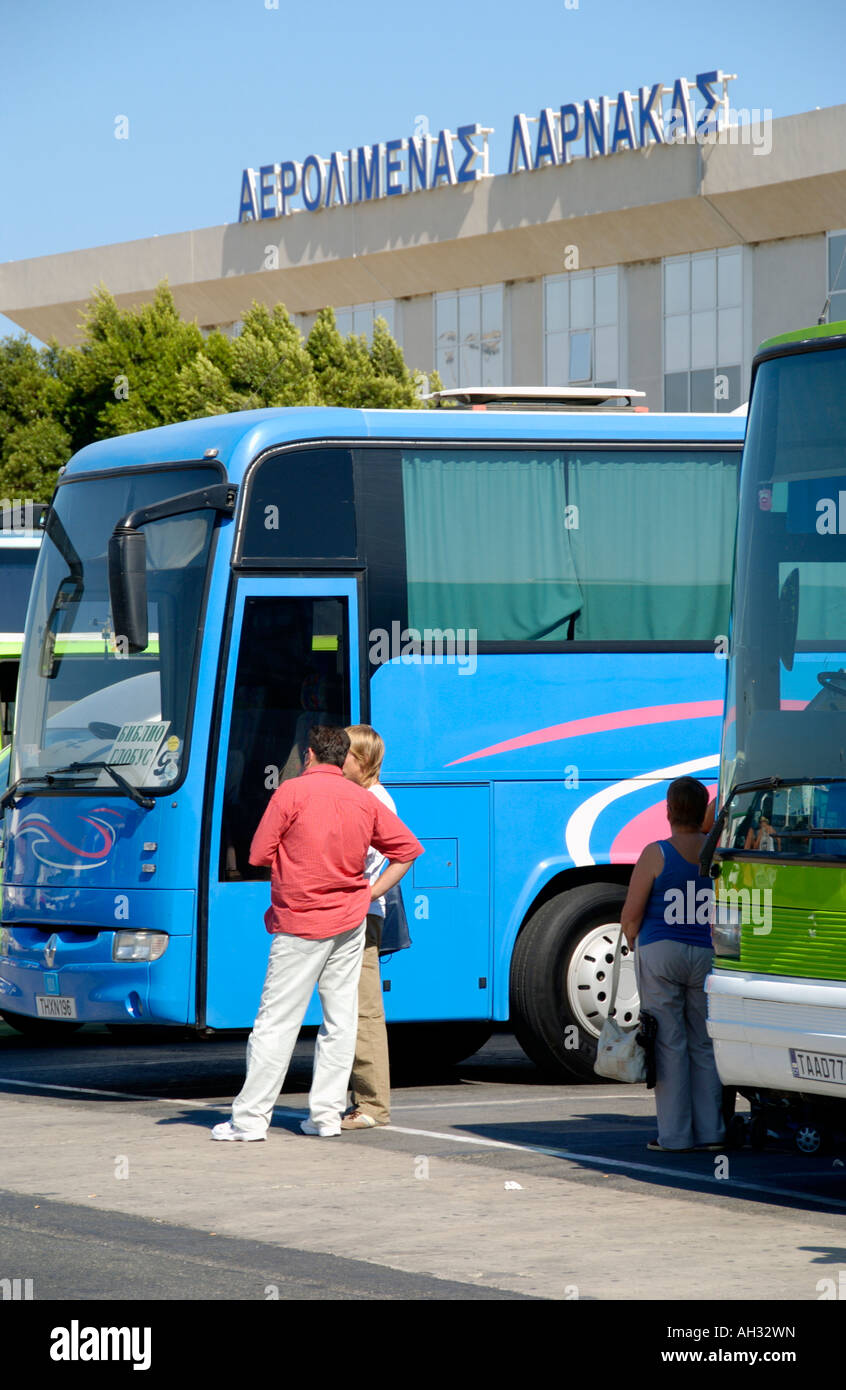 I pullman per gli arrivi e le partenze presso l'aeroporto di Larnaca sull'isola Mediterranea di Cipro UE Foto Stock