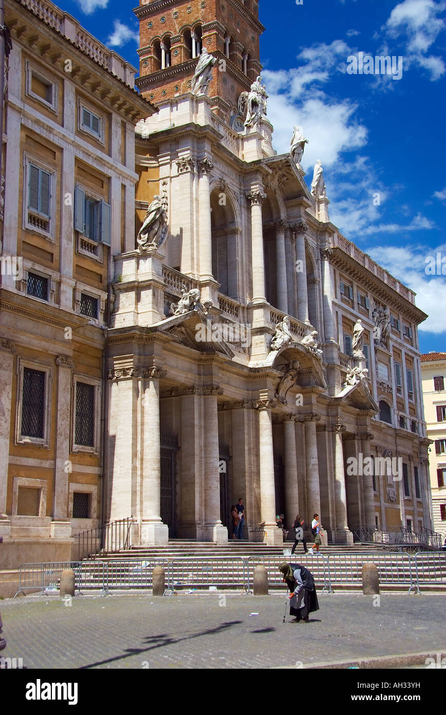 Roma Italia Santa Maria Maggiore vecchia donna camminare davanti alla chiesa Foto Stock