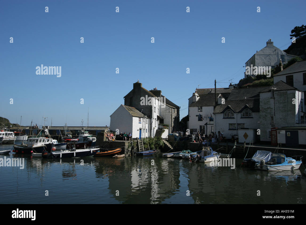 Polperro Harbour in una giornata di sole Foto Stock