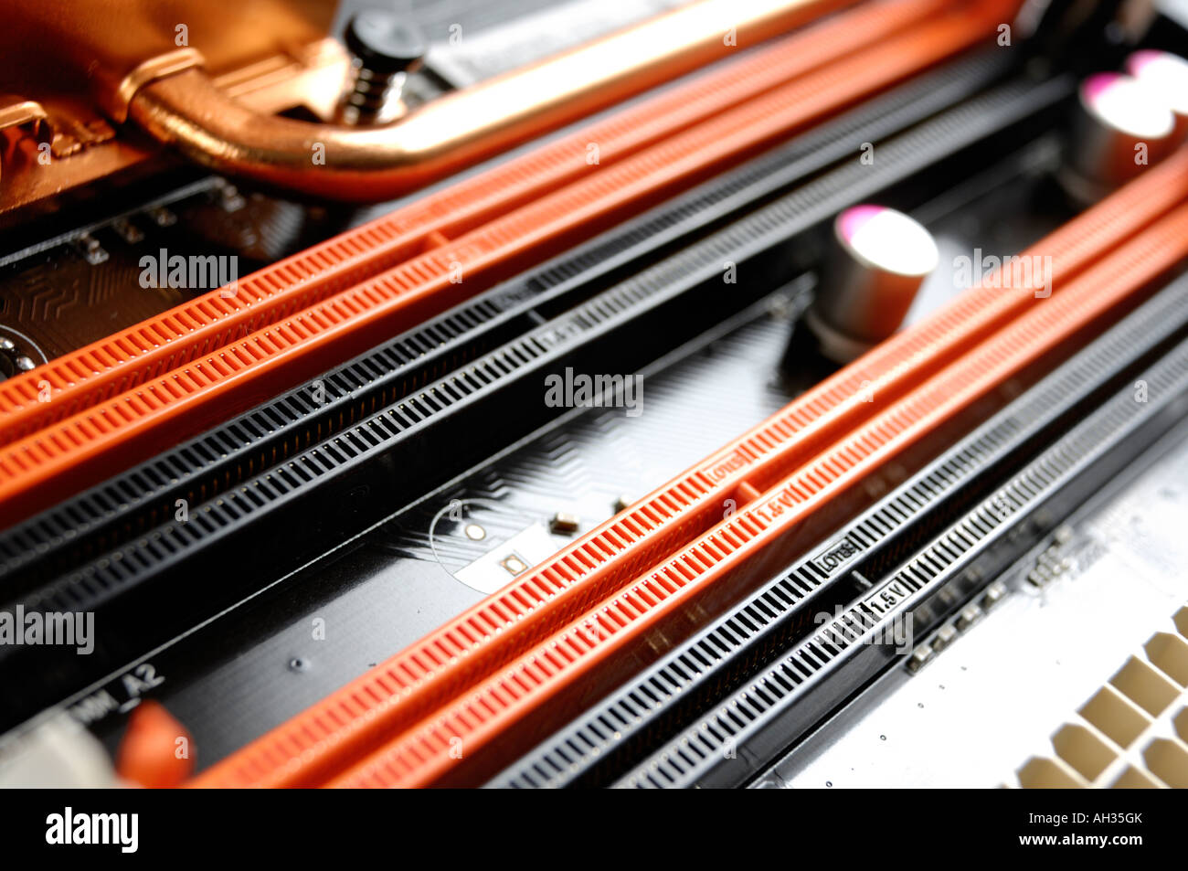 Slot di memoria DDR3 su una scheda madre del computer Foto Stock