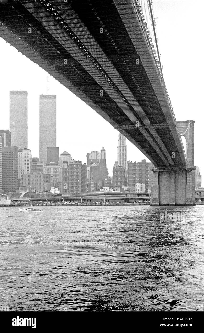 Ponte di Brooklyn, Manhattan, mostrando le torri gemelle in background Foto Stock
