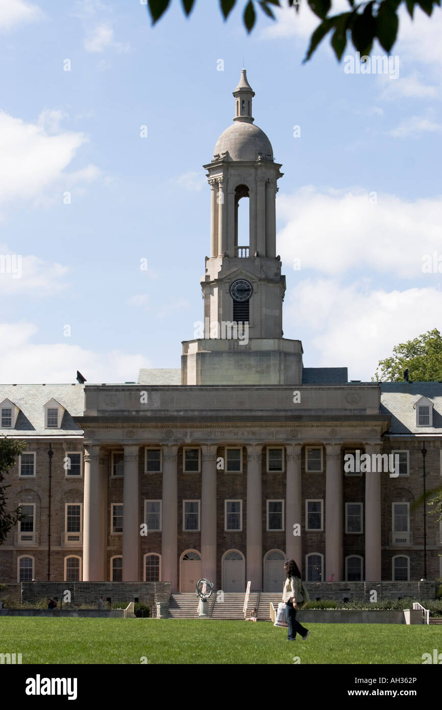 Il vecchio edificio principale sul campus della Pennsylvania State University Foto Stock