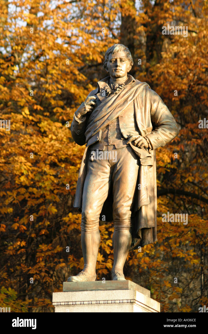 Il realismo impressionante statua di yhr famoso poeta Scozzese Robert Burns a Stirling in Scozia Foto Stock