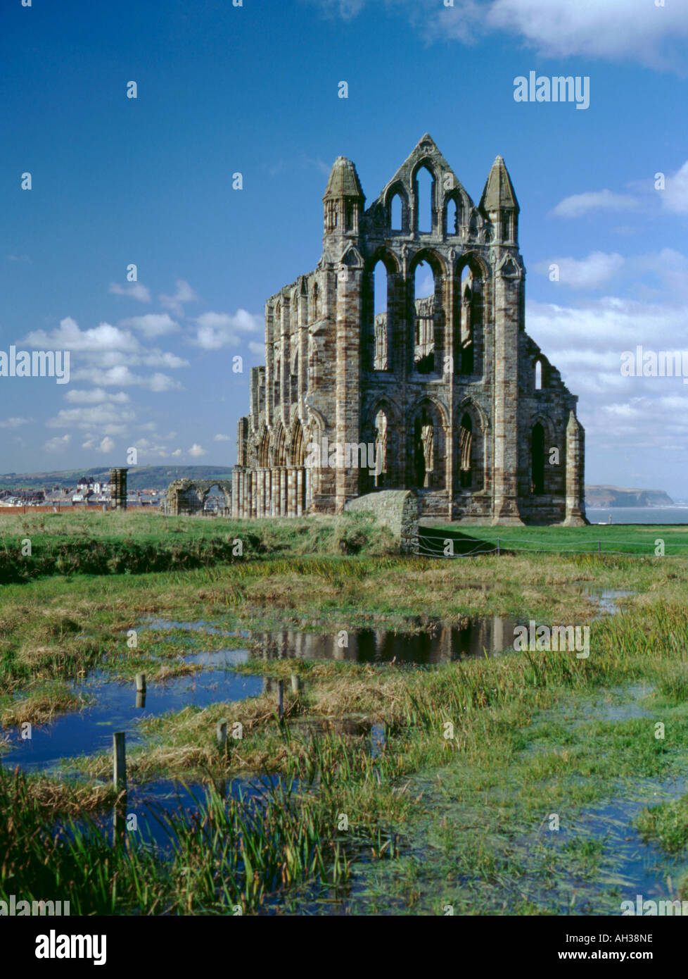 Facciata est delle rovine di Whitby Abbey, Whitby, North Yorkshire, Inghilterra, Regno Unito Foto Stock