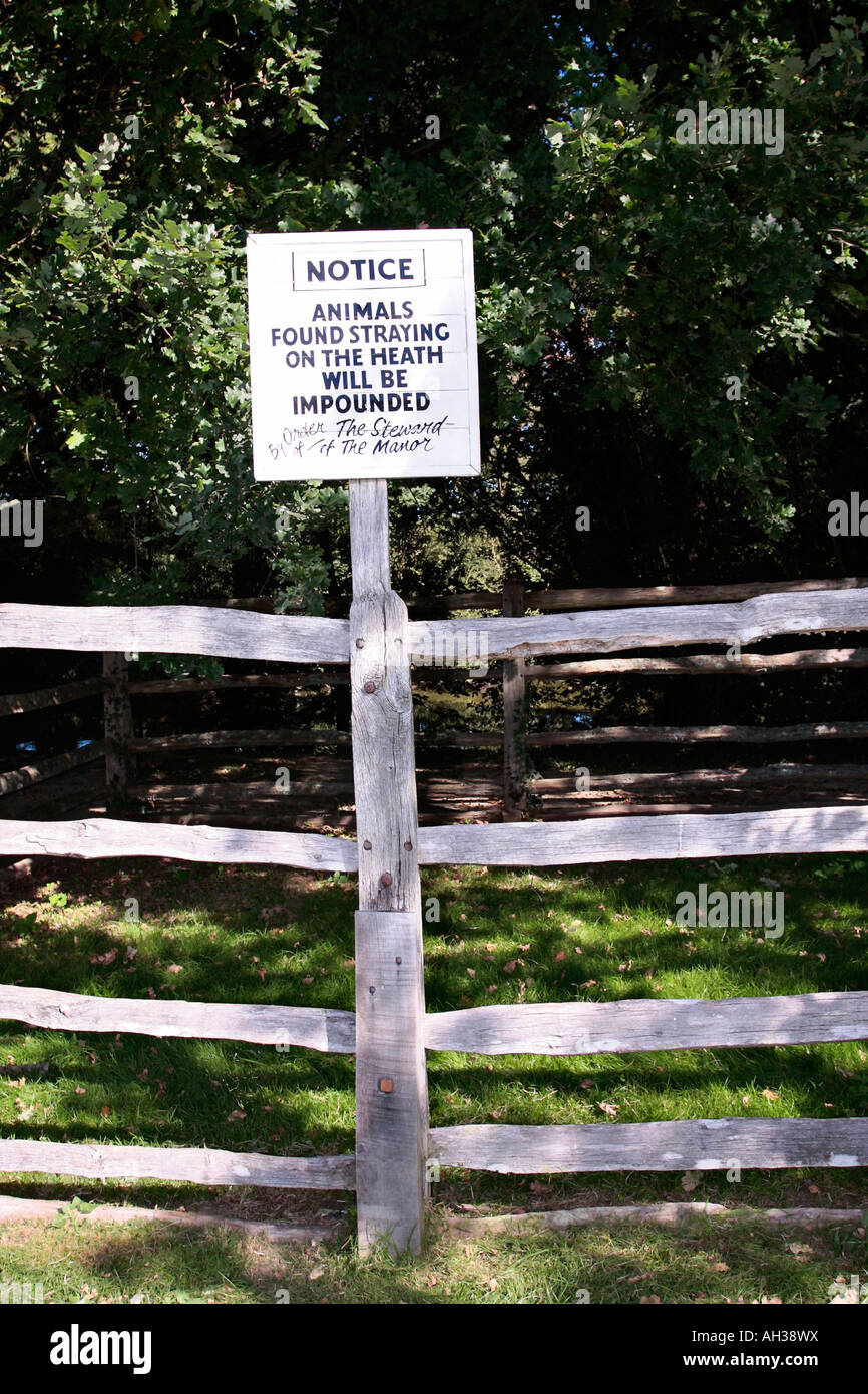 Recinzione recintata con cartello che informa che gli animali vagi saranno influenzati al Weald and Downland Open Air Museum, Singleton, West Sussex Foto Stock