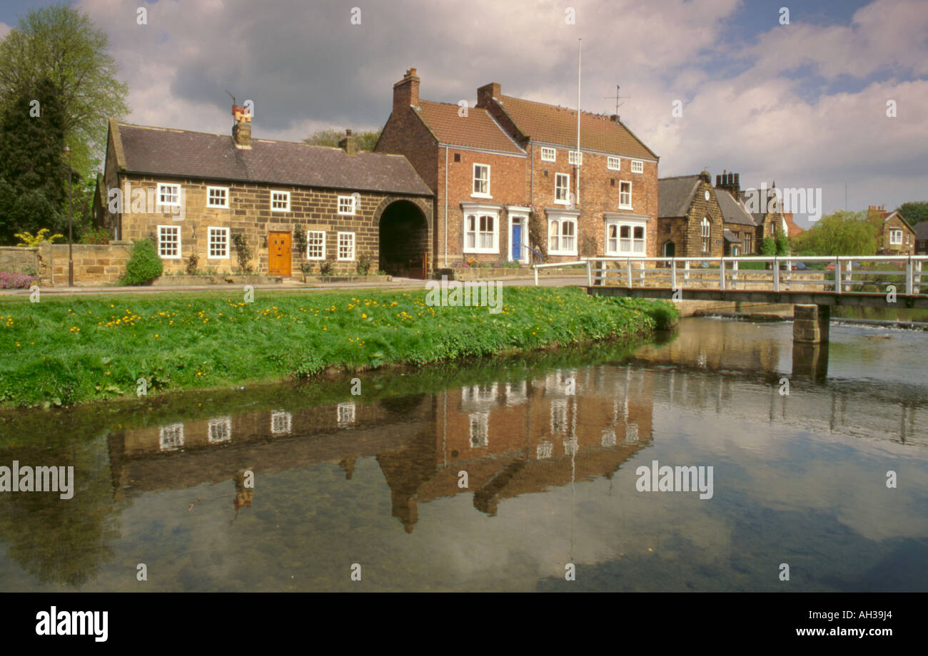 Le case si vede oltre il fiume Leven, grande Ayton, North Yorkshire, Inghilterra, Regno Unito. Foto Stock