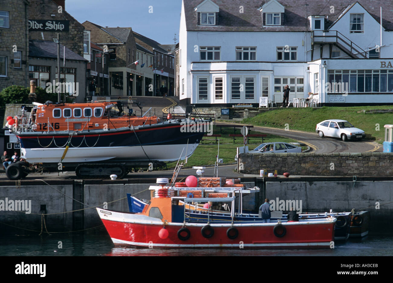 "Grazia Darling' imbarcazione a Seahouses muovendosi lungo la facciata del porto in Northumberland "Gran Bretagna" Foto Stock