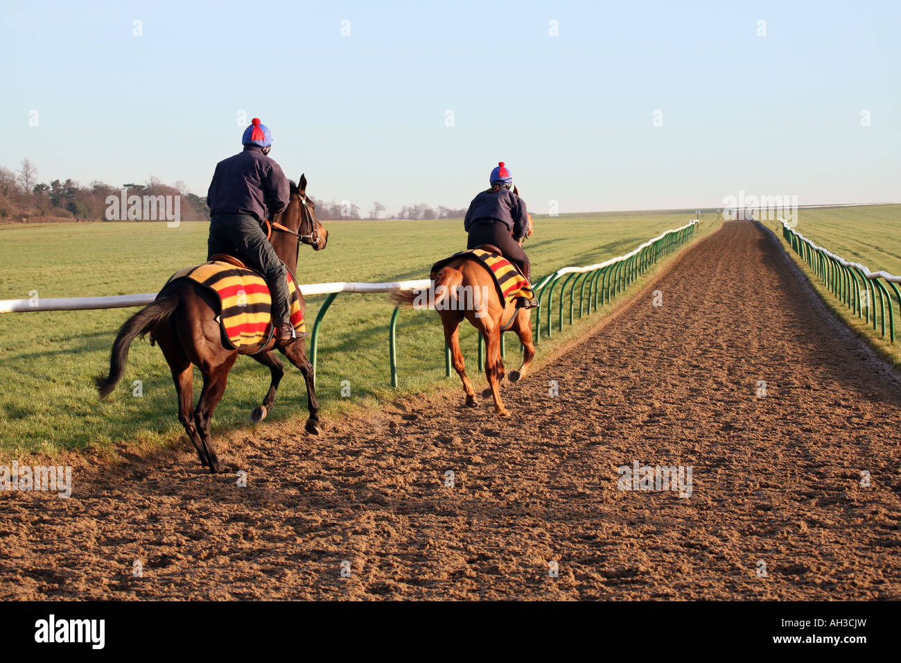 Una coppia di piloti delle corse ippiche impostato su off sul galoppa, Warren Hill allenamento, Newmarket, Suffolk, Regno Unito Foto Stock