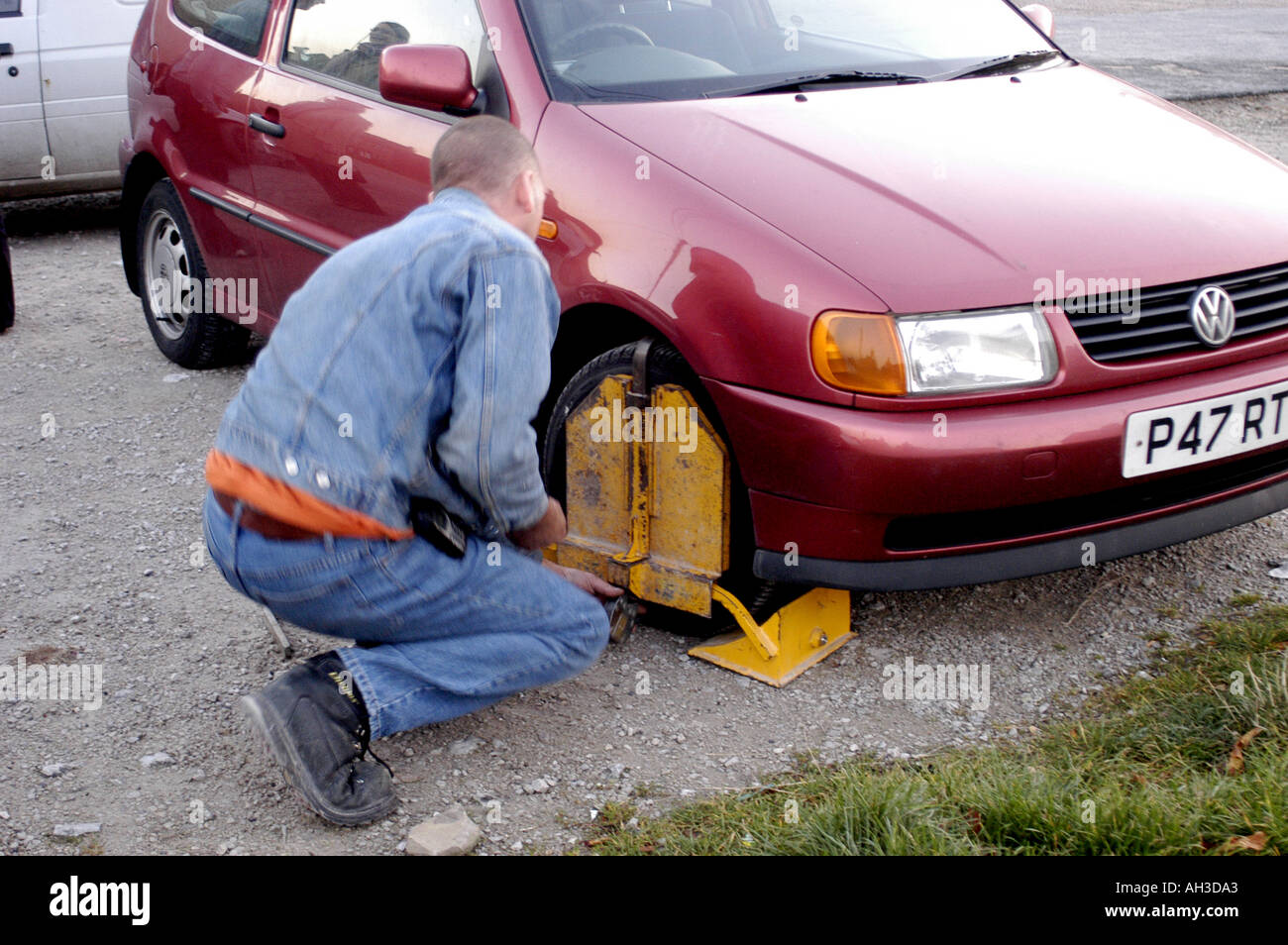 Auto illegale il bloccaggio nel Regno Unito uomo auto morsetti Foto Stock