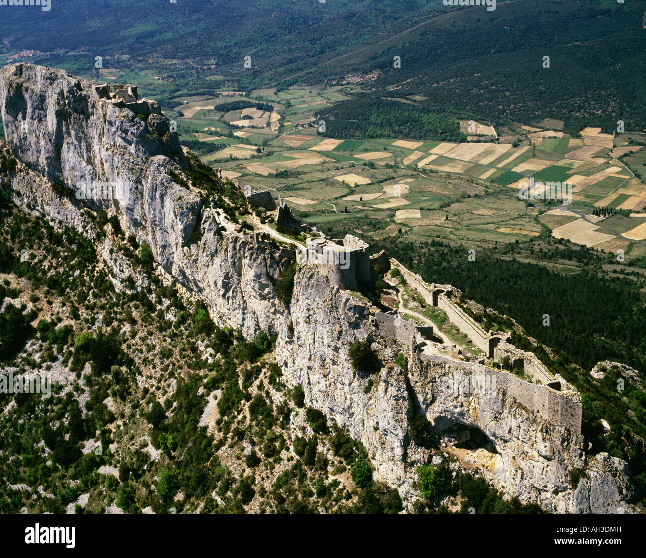 La Francia ha rovinato la struttura su pendio di montagna ad alto angolo di visione Foto Stock