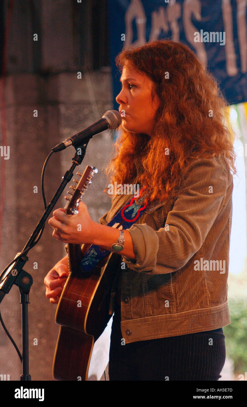 La solitaria cantante Rebecca Folson suona con passione la chitarra sul palco, USA. Foto Stock