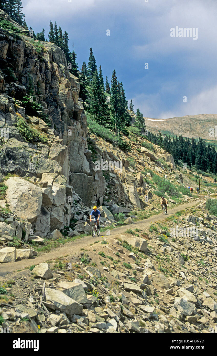 I ciclisti in area selvaggia la Foresta Nazionale di Gunnison Hancock e tunnel alpino vicinanze Colorado USA Foto Stock