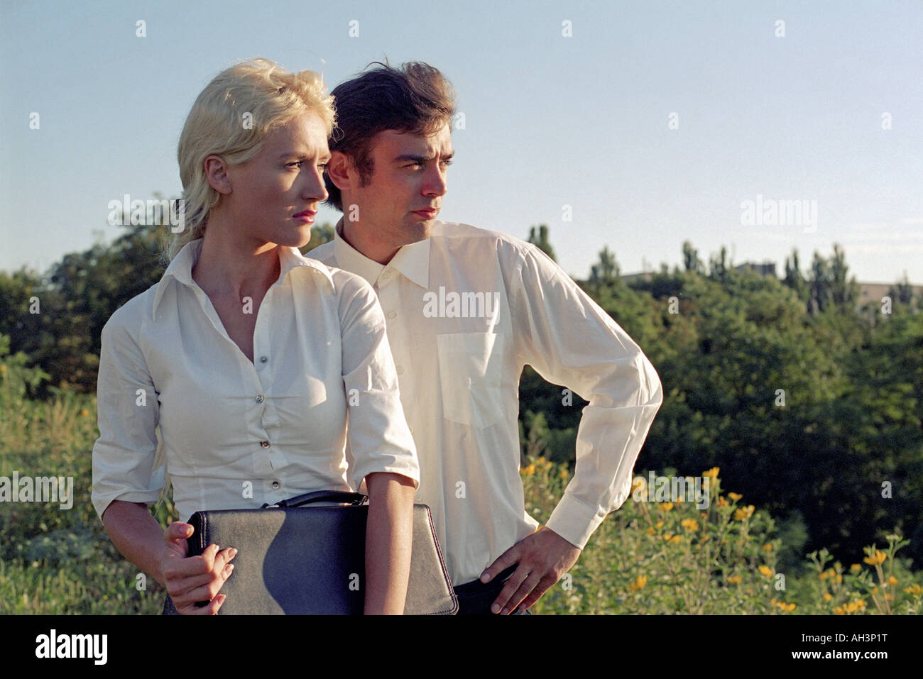 Imprenditrice e imprenditore che guarda al futuro, il successo del team aziendale Foto Stock