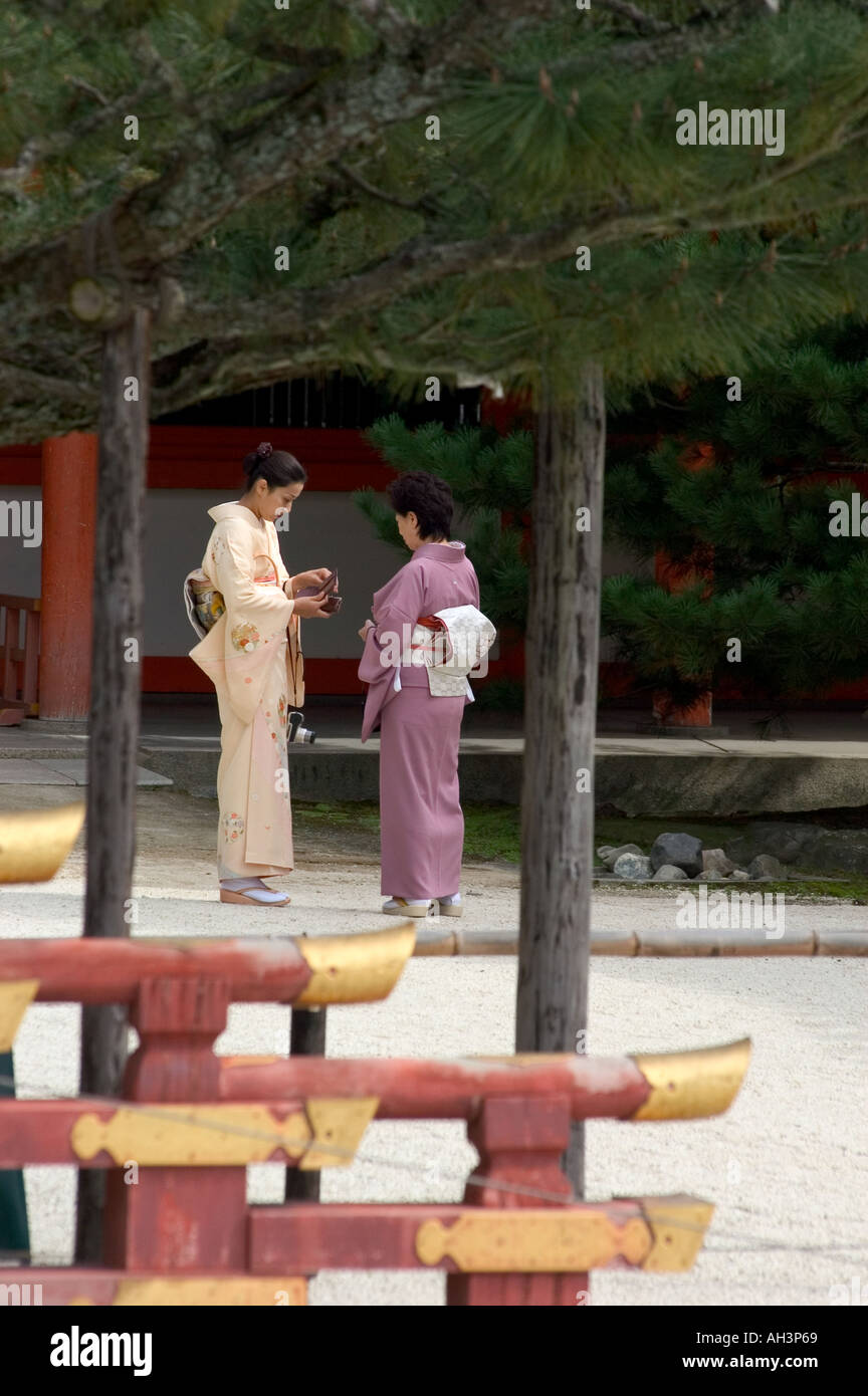 Due donne in kimono a Heian jingu kyoto city Honshu Giappone Foto Stock