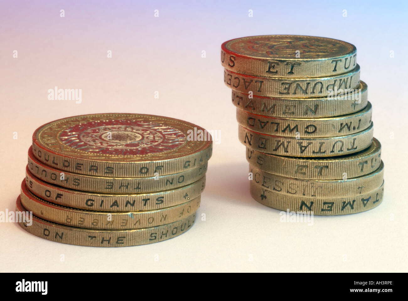 Una pila di una libbra e due monete cancelletto. Solo uso editoriale Foto Stock