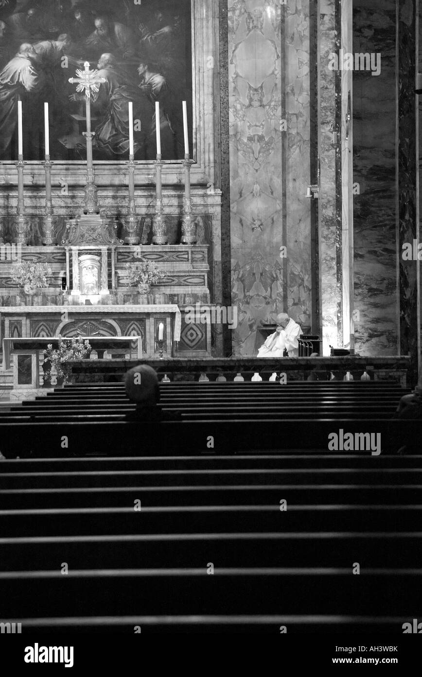 Roma Italia la fede e la preghiera dentro le pareti della chiesa Foto Stock