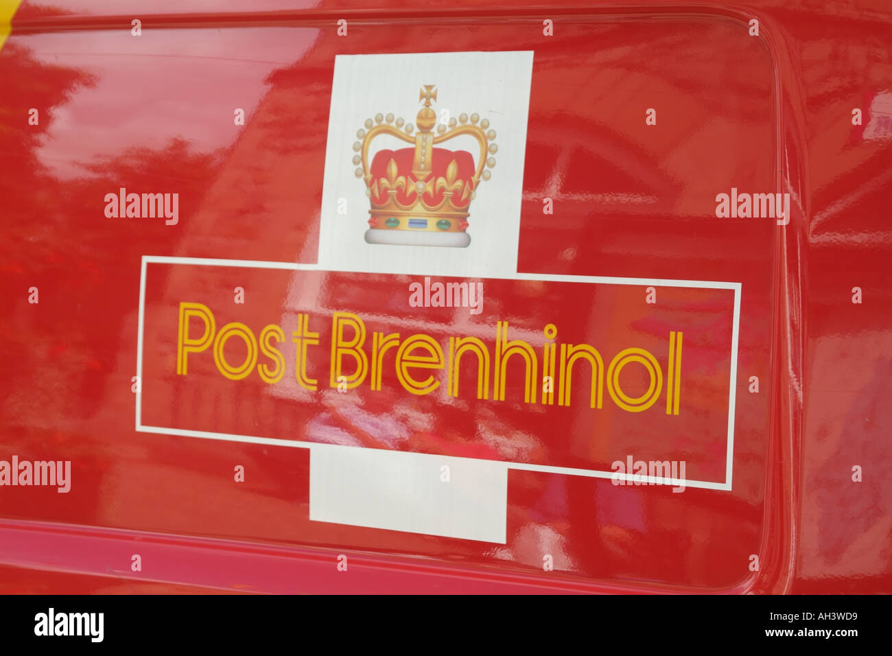 Royal Mail logo su Welsh post office van Wales UK Post Brenhinol Foto Stock