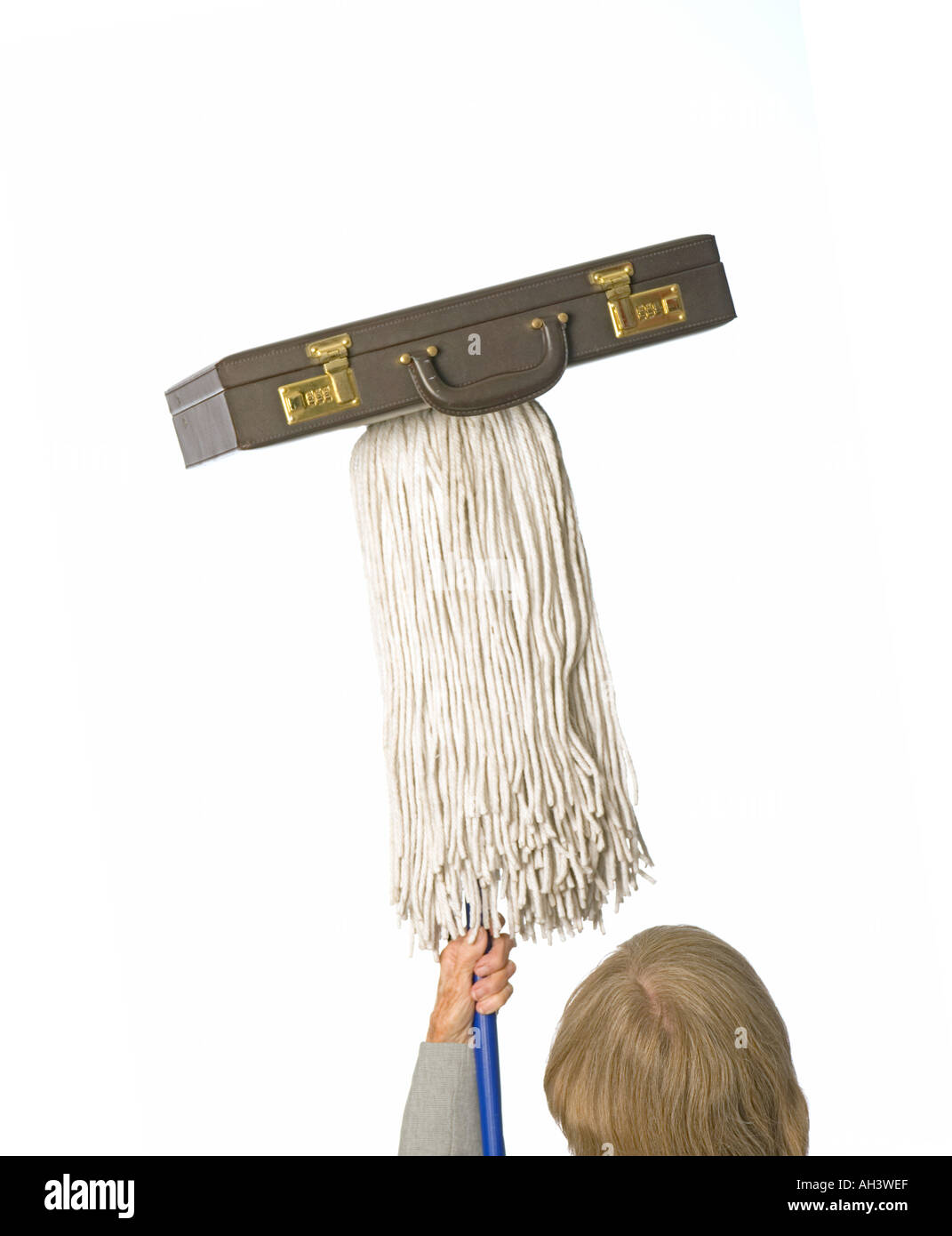 Carriera vs home concetto donna valigetta di bilanciamento su mop Foto Stock