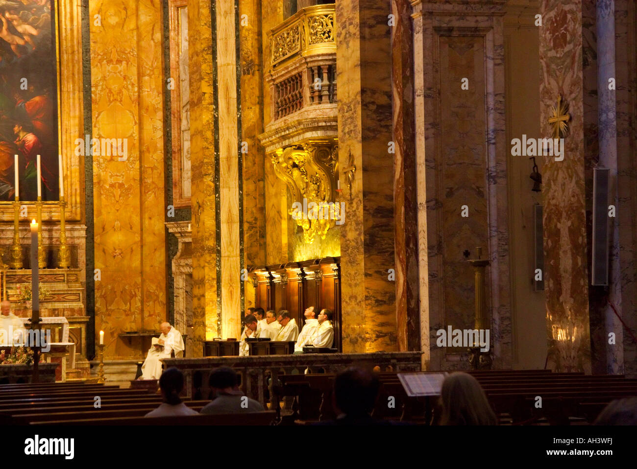 Roma Italia la fede e la preghiera dentro le pareti della chiesa Foto Stock