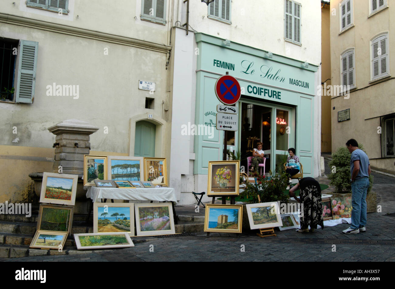 Dipinti venduti per strada a Place du Suquet Cannes Francia Foto Stock