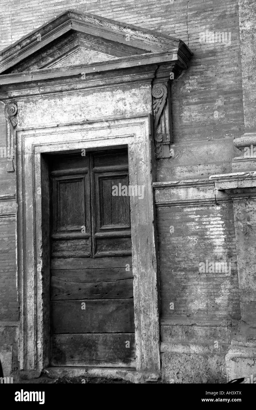 Roma Italia Street porta laterale in bianco e nero Foto Stock
