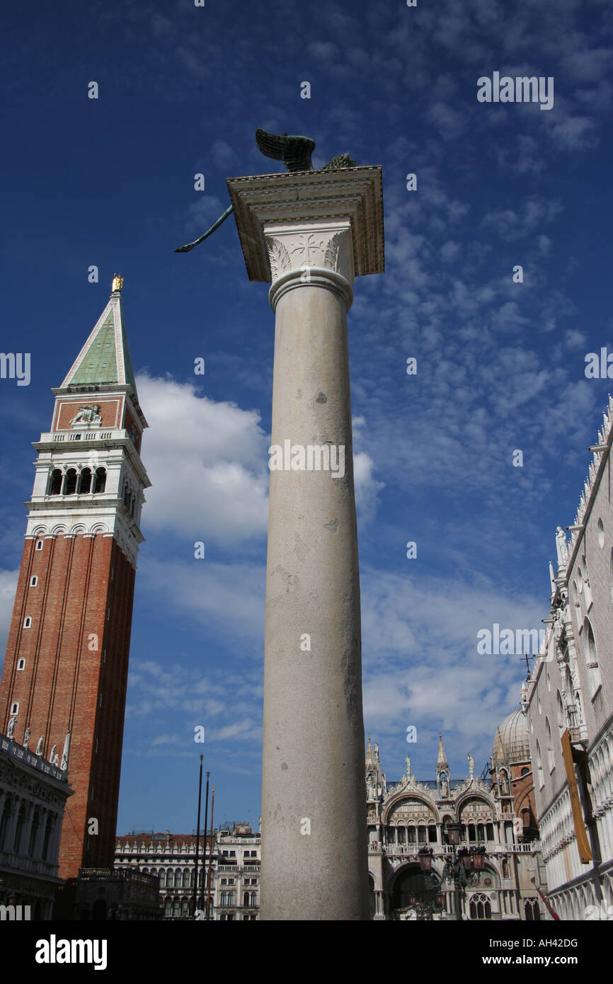 Il campanile e la colonna con il leone alato di San Marco Piazzetta di San Marco Venezia Italia Settembre 2007 Foto Stock