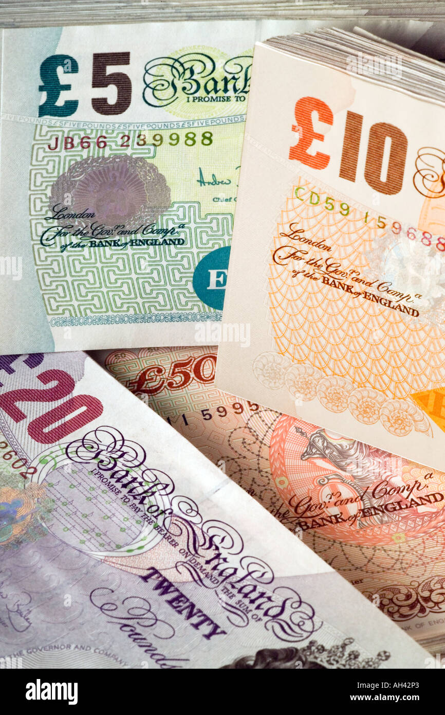 Pila di REGNO UNITO British banconote £5 £10, £20, £50 Foto Stock