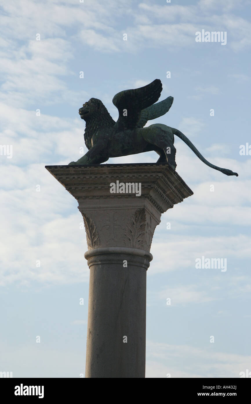 La colonna con il leone alato di San Marco Piazzetta di San Marco Venezia Italia Settembre 2007 Foto Stock