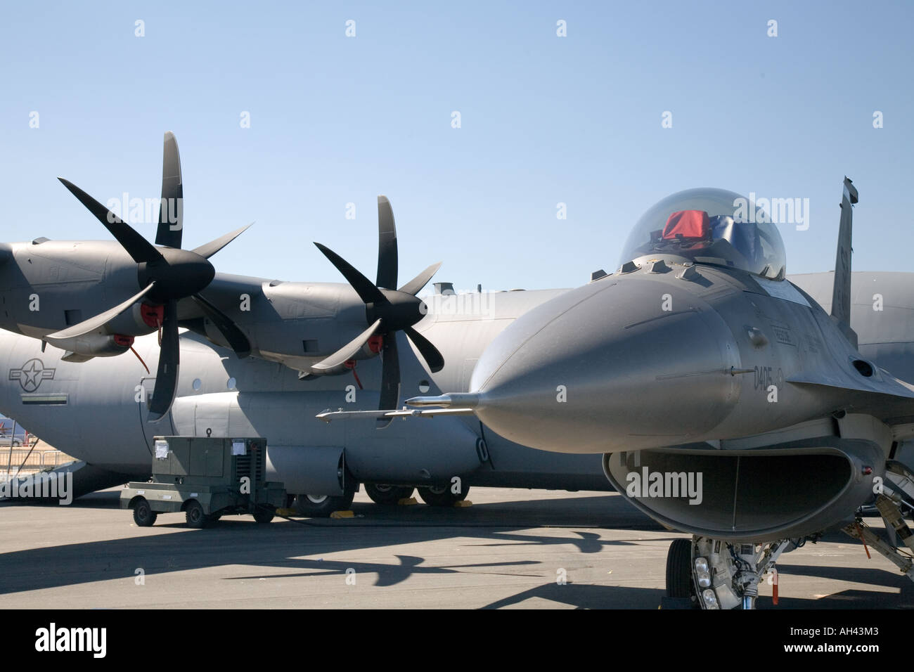 Noi jet da combattimento di fronte a noi Lancer B-1B Foto Stock