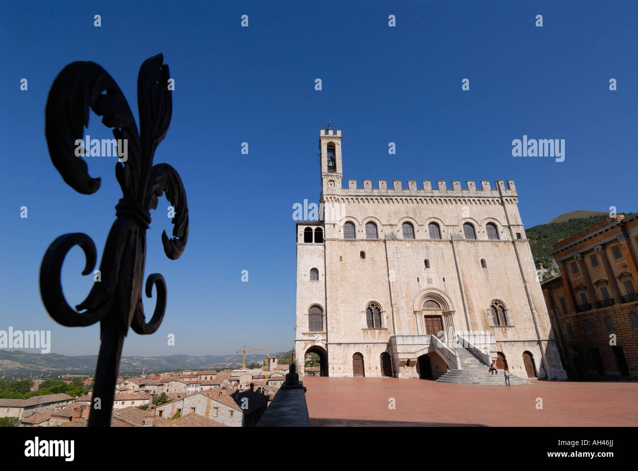 Gubbio Umbria Italia Palazzo dei Consoli in Piazza grande e il ferro battuto Fleur de Lys un motivo trovato in tutta la città Foto Stock