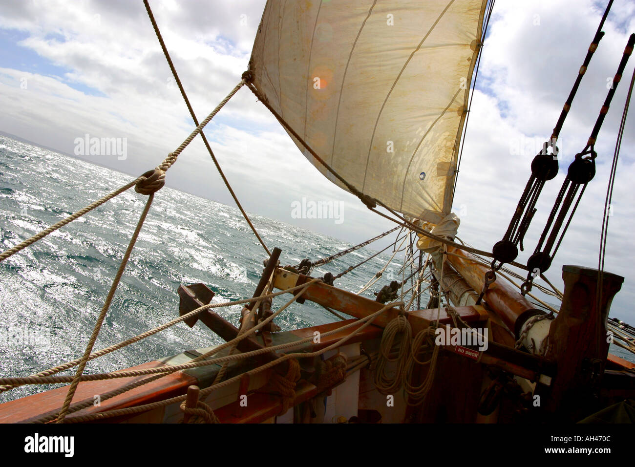 A caccia del vento sulla tall ship Windeward legato ad alta risoluzione foto della fotocamera digitale Foto Stock