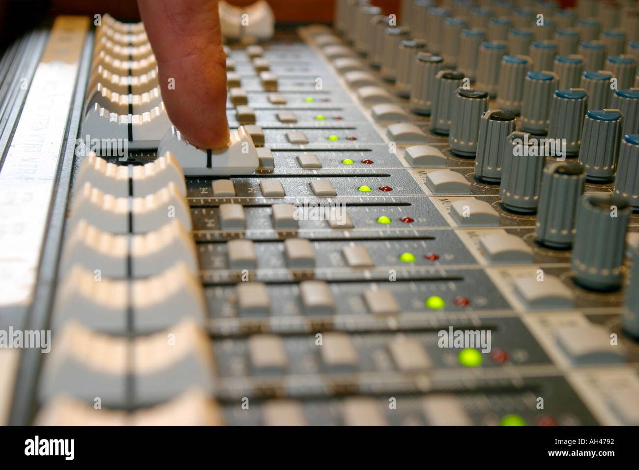 Il mixaggio audio desk in uso Foto Stock