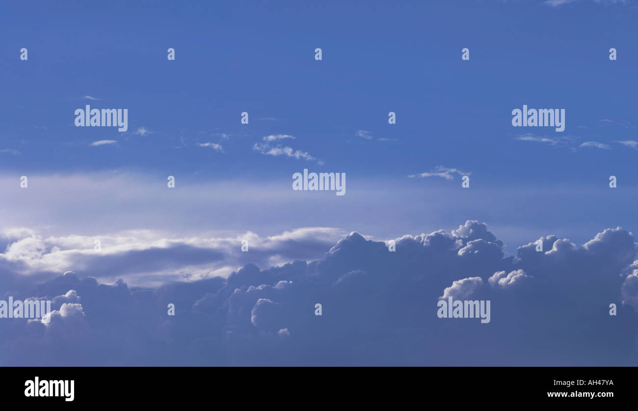 Nuvole cumullus su un luminoso cielo blu, Svezia Foto Stock