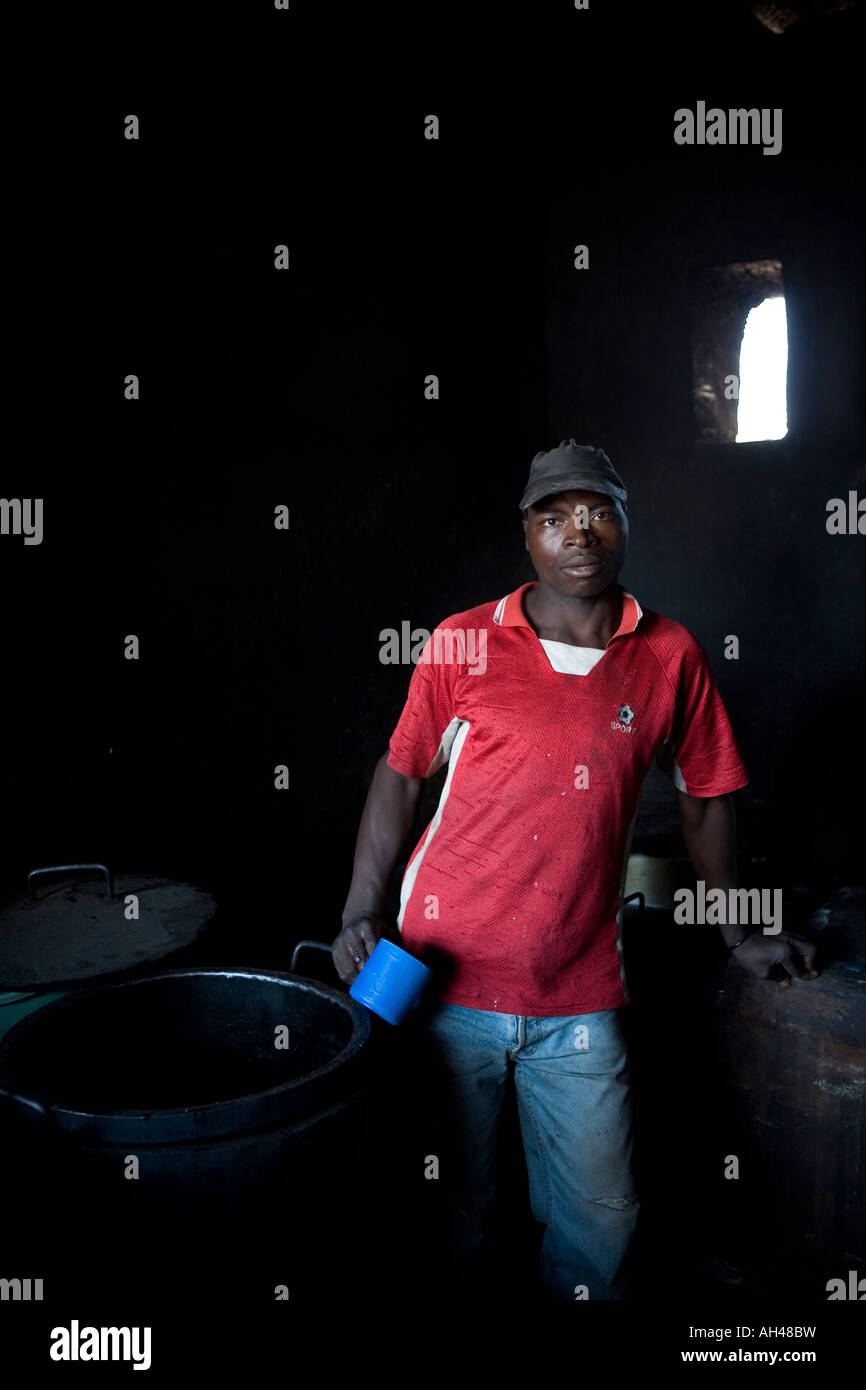 Cucinare e membro dello staff in cucina a casa di speranza Orfanotrofio, Malawi, da dove la Madonna ha adottato David Banda Foto Stock