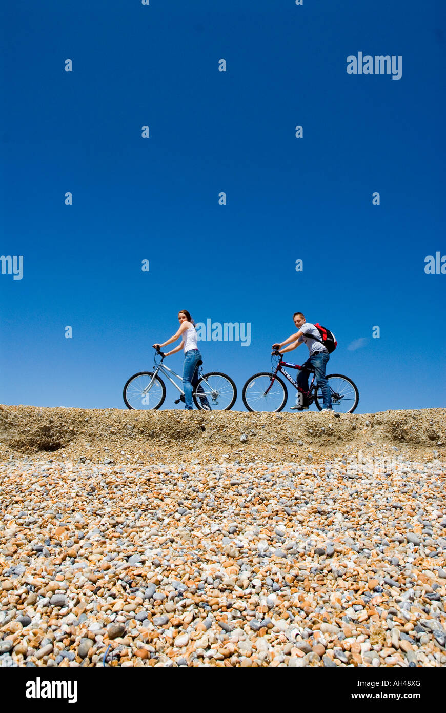 Due giovani ciclisti escursioni in bicicletta sulla spiaggia Glyne Gap Bexhill East Sussex Foto Stock