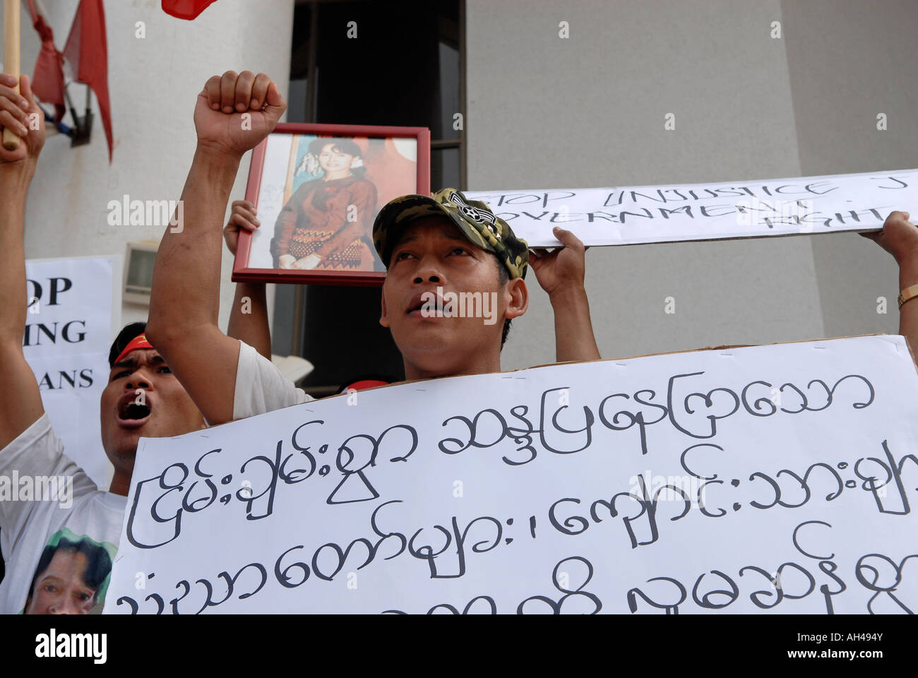 I membri della comunità birmana cartelloni di visualizzazione come essi protestare di fronte alla Birmania Ambasciata a Tel Aviv Israele Foto Stock